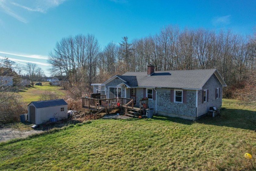 Welcome to this inviting 3-bedroom, 1-bathroom ranch-style home - photo 2