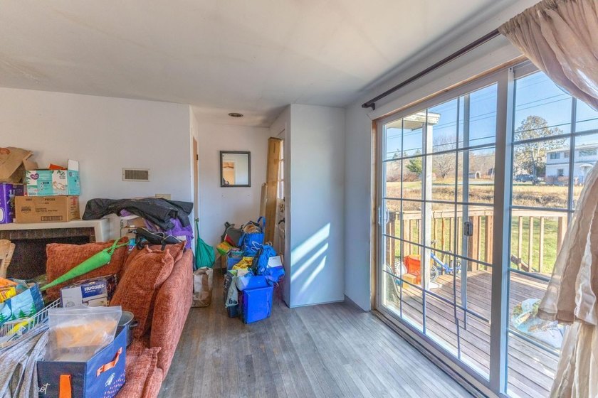 Welcome to this inviting 3-bedroom, 1-bathroom ranch-style home - photo 4