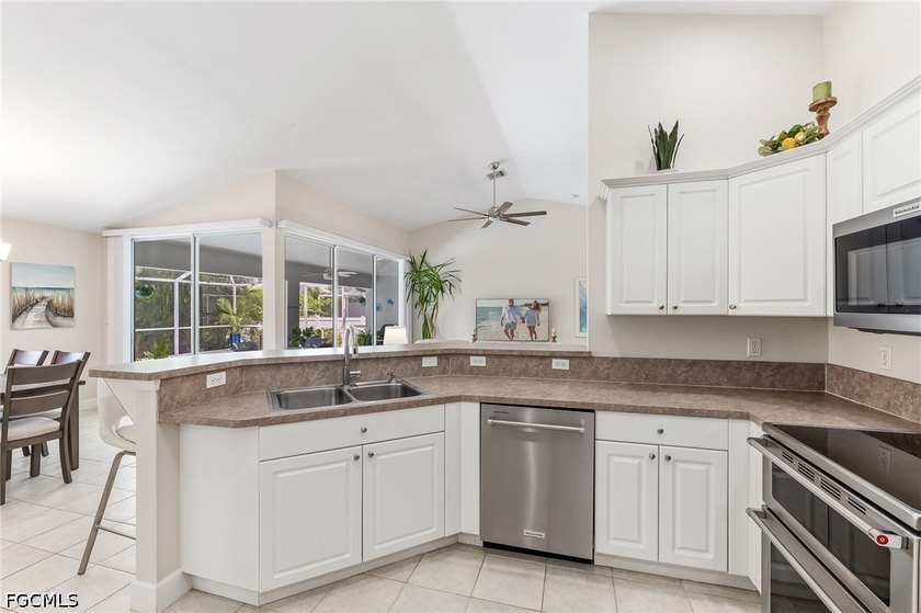 Welcome home to this gorgeous 3-bedroom + den, 2-bath residence - photo 7