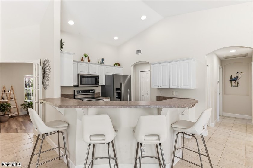 Welcome home to this gorgeous 3-bedroom + den, 2-bath residence - photo 8