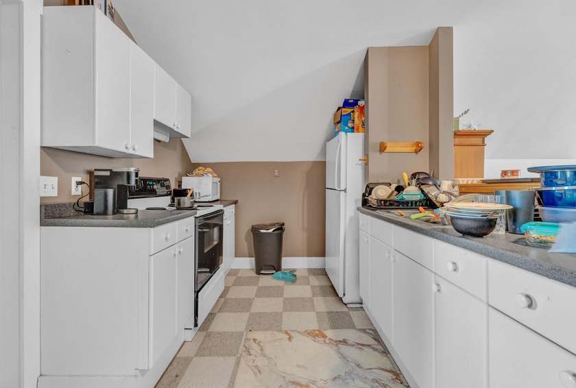 Seller offering 5K closing credit. Perfect opportunity to live - photo 31