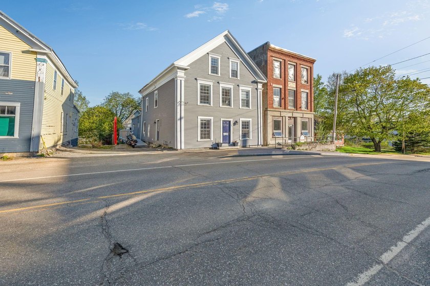 Seller offering 5K closing credit. Perfect opportunity to live - photo 50