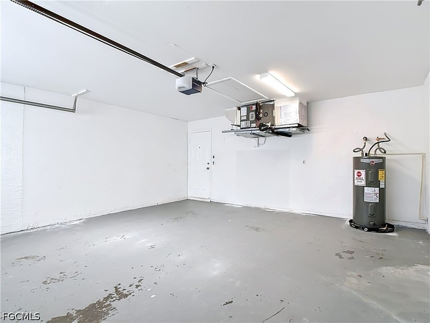 Discover this well-maintained 3-bedroom, 2-bathroom home - photo 22