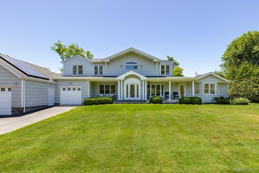 This warm and welcoming home offers a spacious layout with - photo 2