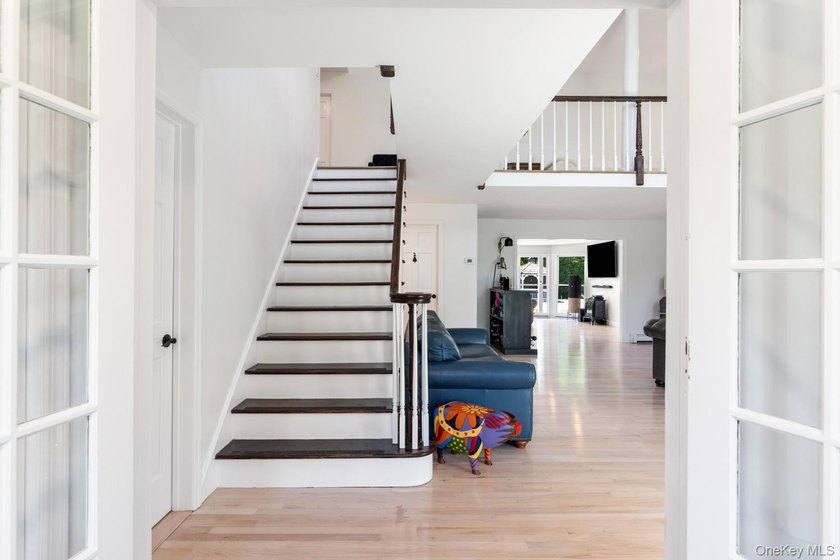 This warm and welcoming home offers a spacious layout with - photo 3