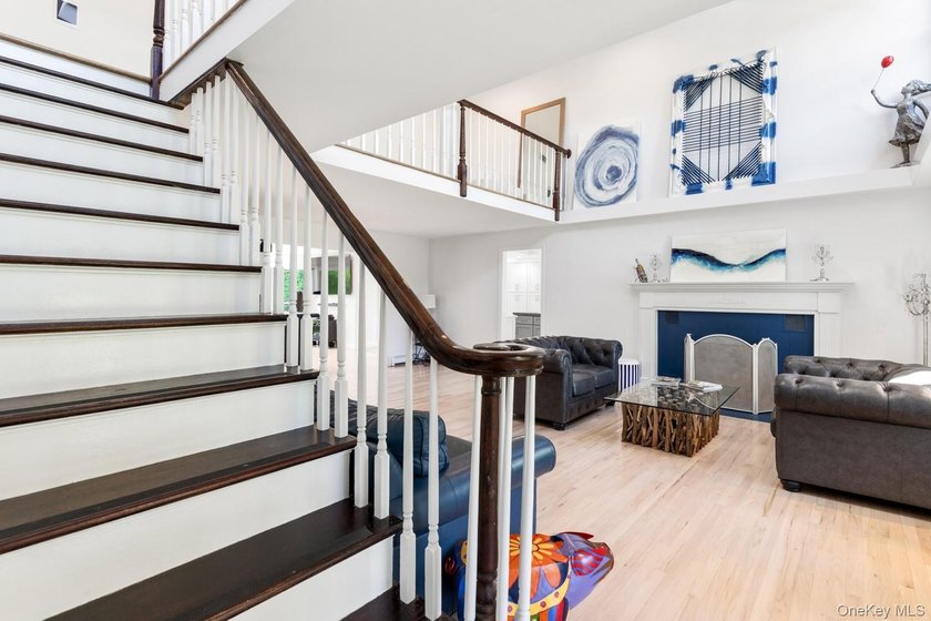 This warm and welcoming home offers a spacious layout with - photo 5