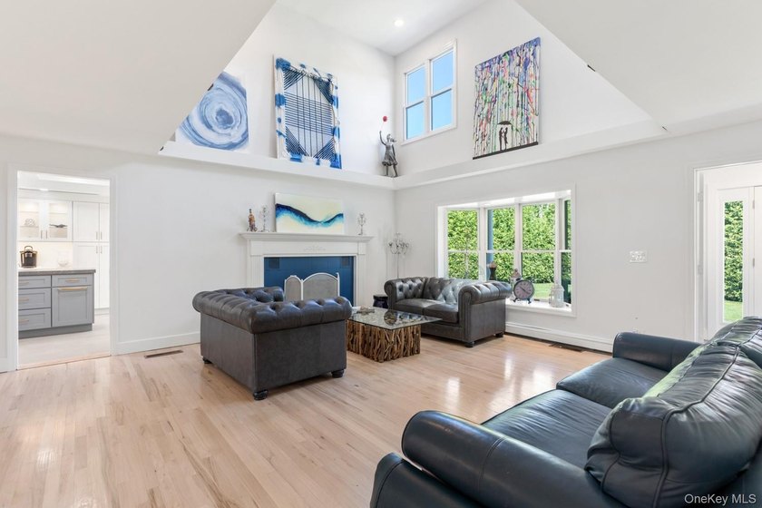This warm and welcoming home offers a spacious layout with - photo 7