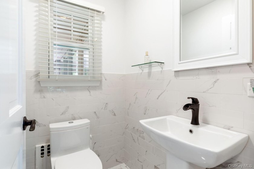This warm and welcoming home offers a spacious layout with - photo 10
