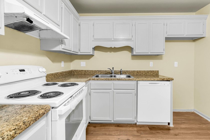 Welcome to your dream home! This beautifully renovated - photo 4