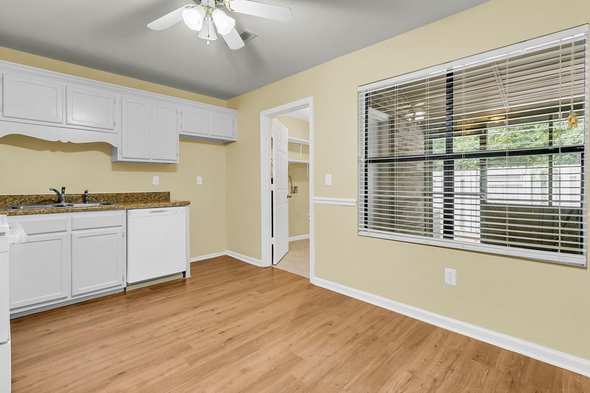Welcome to your dream home! This beautifully renovated - photo 6