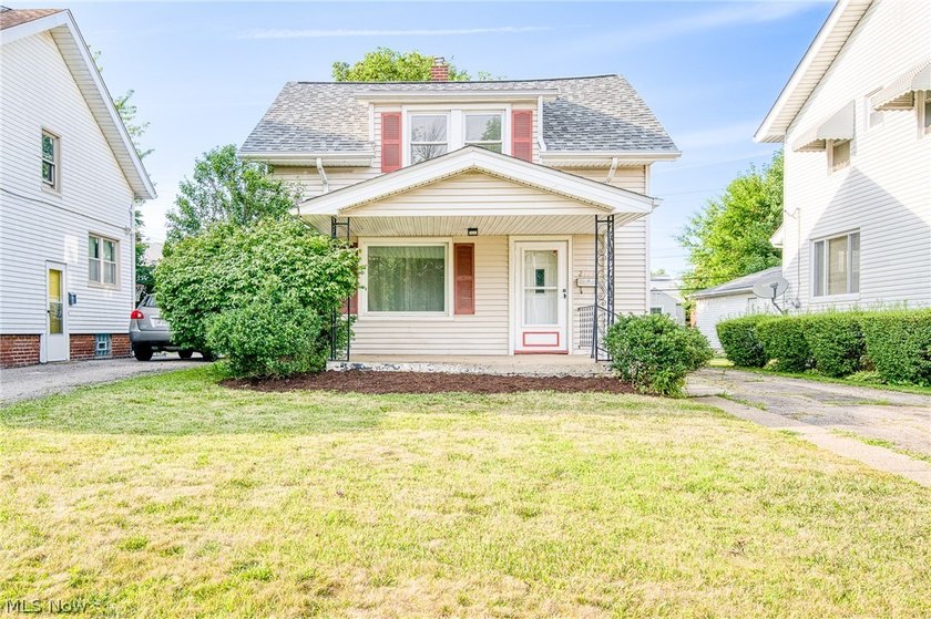 Move-in ready. Fresh updates. Prime location. This one feels - photo 2