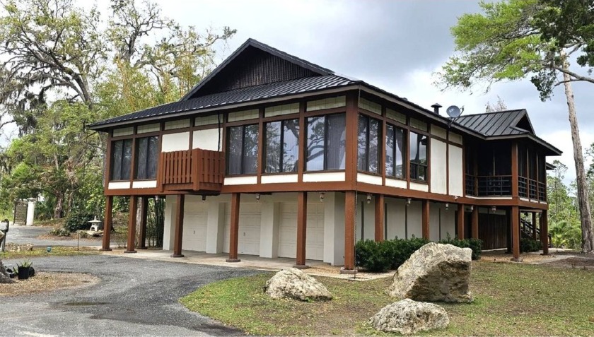 Luxury living on the water! This elaborate, custom 4 bedroom, 3 - photo 2