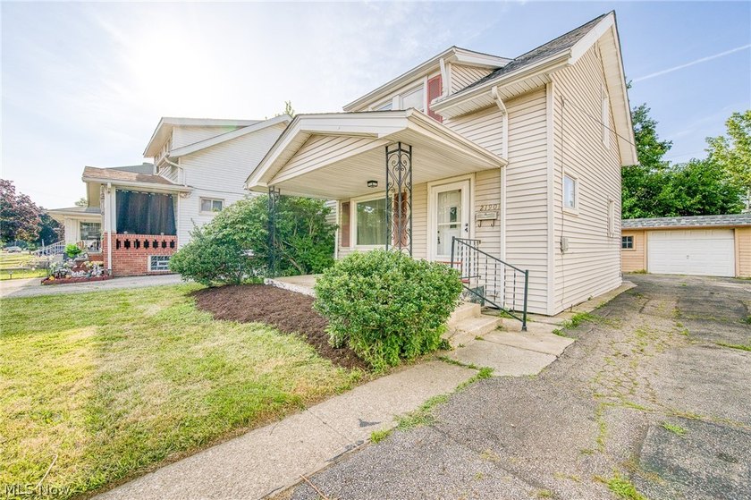 Move-in ready. Fresh updates. Prime location. This one feels - photo 3