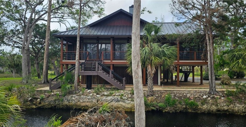 Luxury living on the water! This elaborate, custom 4 bedroom, 3 - photo 3