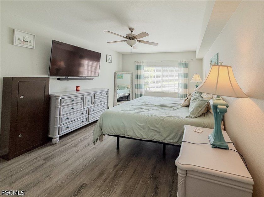 Welcome to this beautifully upgraded 2-bedroom, 2-bathroom - photo 4