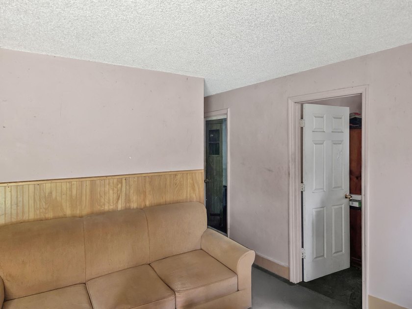 2/1 each side CBS duplex on a large and private lot! Occpied on - photo 3