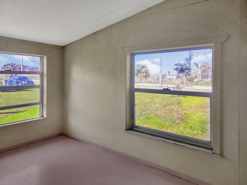 2/1 each side CBS duplex on a large and private lot! Occpied on - photo 5