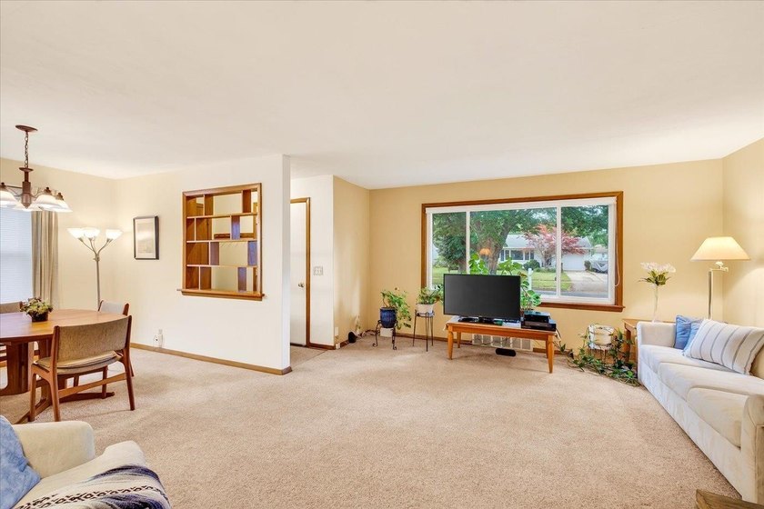 Northeast side ranch in move-in condition! Hard wood floors in - photo 3