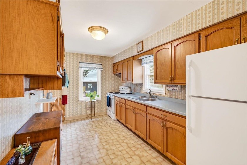 Northeast side ranch in move-in condition! Hard wood floors in - photo 5