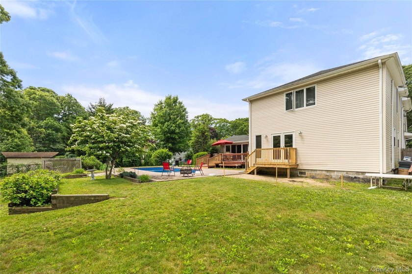 Welcome to 269 Brookville Avenue, Islip! This beautifully - photo 33