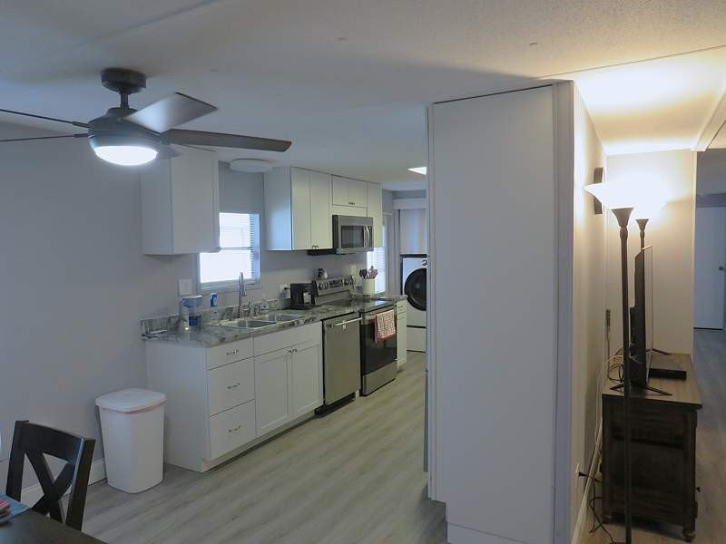 This charming 1248 square feet manufactured home, built in 1979 - photo 5
