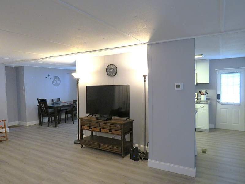 This charming 1248 square feet manufactured home, built in 1979 - photo 6