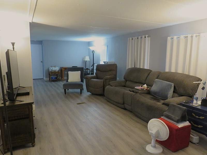 This charming 1248 square feet manufactured home, built in 1979 - photo 9