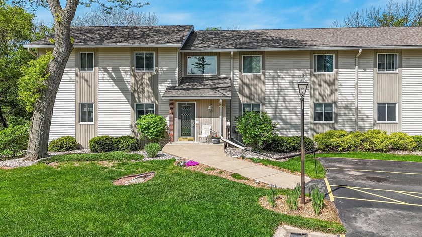 Look no further! Inside this 1+ bed, 1 bath Condo, you'll find - photo 2
