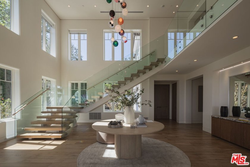 Pacific Palisades Modern Sophistication Meets Cape Code Elegance - photo 3