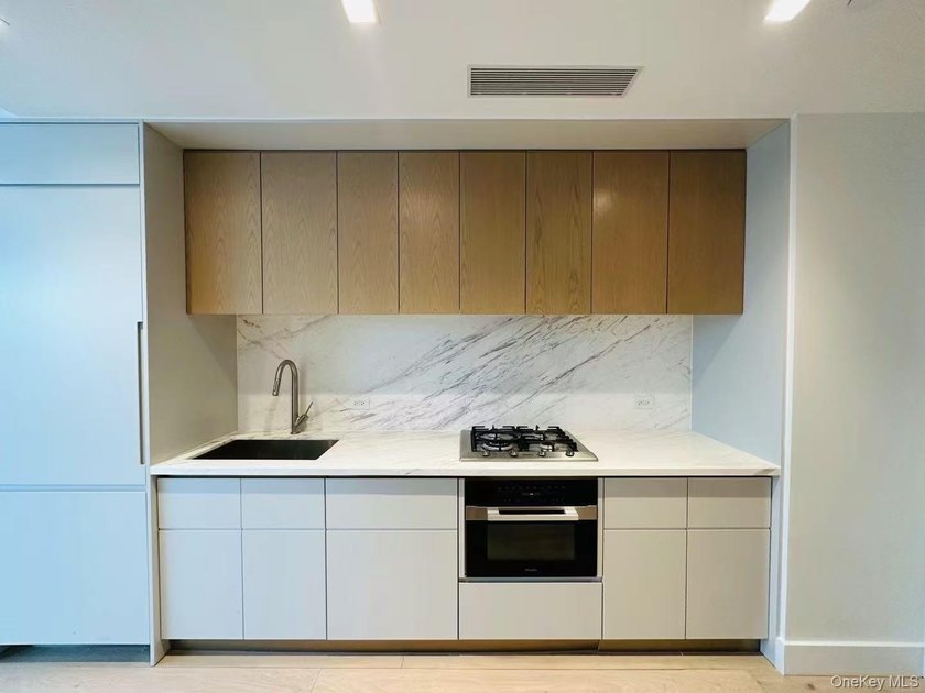 High-Floor Luxury Studio at 208 Delancey - Stunning Views &amp; - photo 2