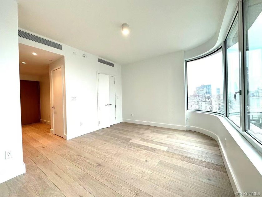 High-Floor Luxury Studio at 208 Delancey - Stunning Views &amp; - photo 3
