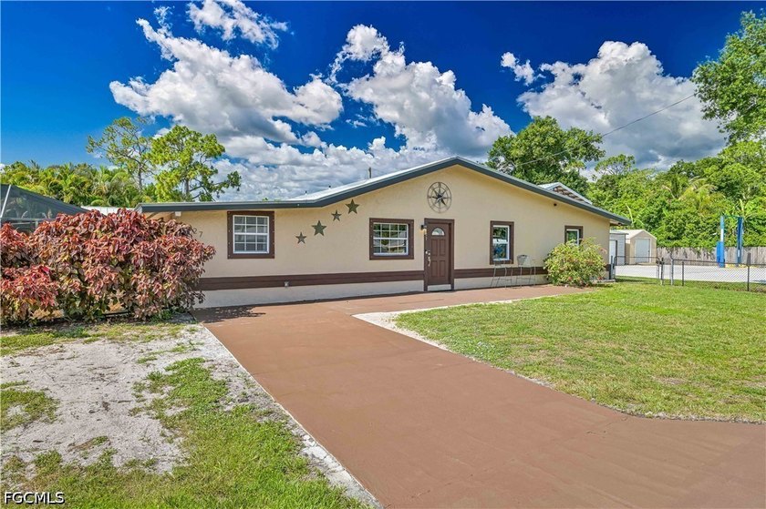 Must-See North Fort Myers Estate on nearly a Half Acre! Gorgeous - photo 3