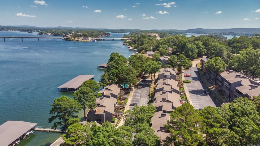 Lake Hamilton living has never been easier! Welcome to the gated - photo 5