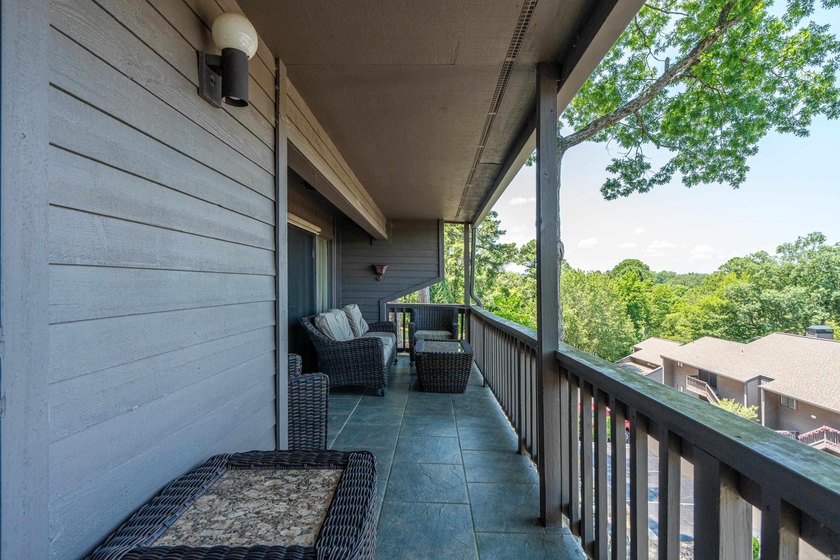 Lake Hamilton living has never been easier! Welcome to the gated - photo 7
