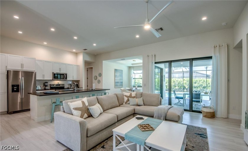 Turnkey pool home with western rear exposure, offering stunning - photo 3