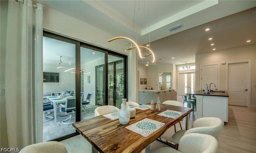 Turnkey pool home with western rear exposure, offering stunning - photo 10