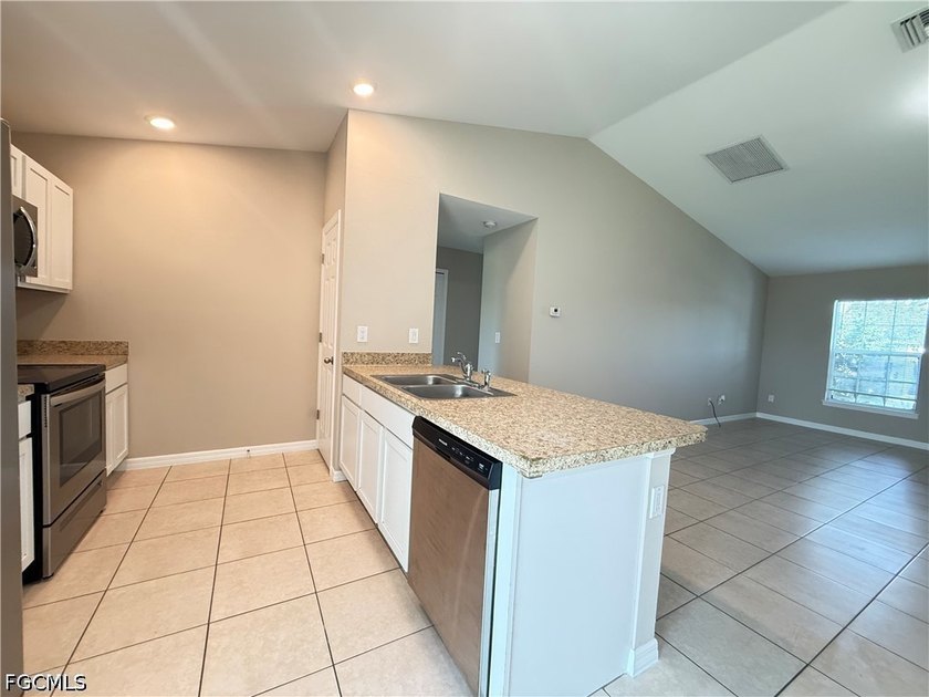 Welcome to this beautifully maintained and move-in ready - photo 4
