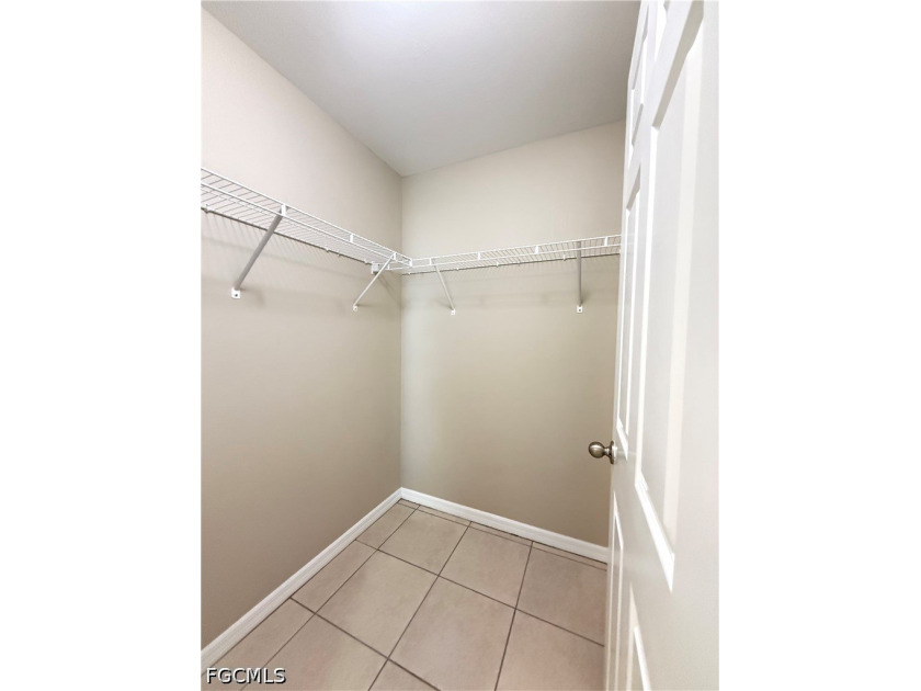 Welcome to this beautifully maintained and move-in ready - photo 8