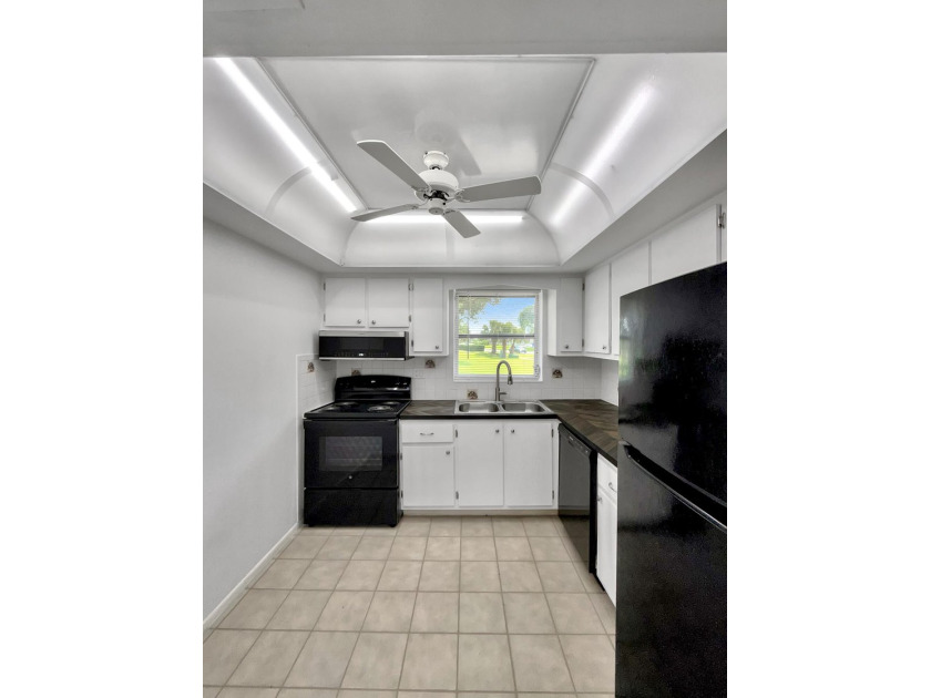 Beautifully updated 2BR/1BA condo in 55+ Cresthaven Villas. This - photo 2