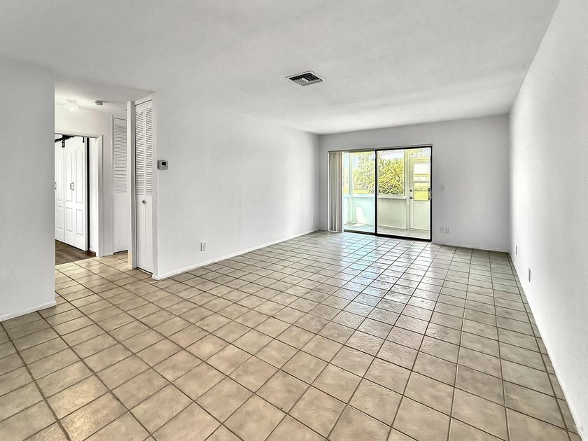 Beautifully updated 2BR/1BA condo in 55+ Cresthaven Villas. This - photo 3