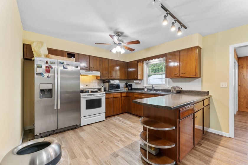 Conveniently located in the heart of Mountain Home this home - photo 8