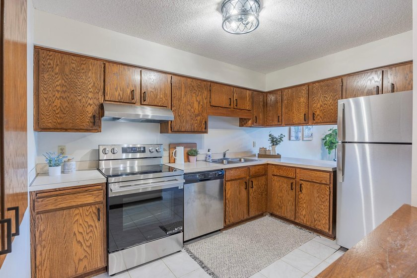Charming 2 Bed, 2 Bath End-Unit Condo in Prime Bloomington - photo 11