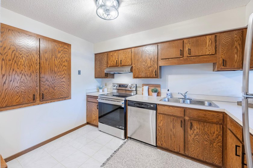 Charming 2 Bed, 2 Bath End-Unit Condo in Prime Bloomington - photo 12
