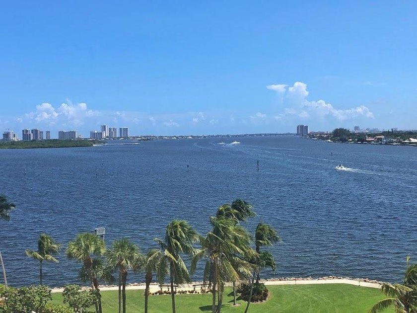 Beautiful 2BR / 2BA unit features a timeless, cool coastal style - photo 2