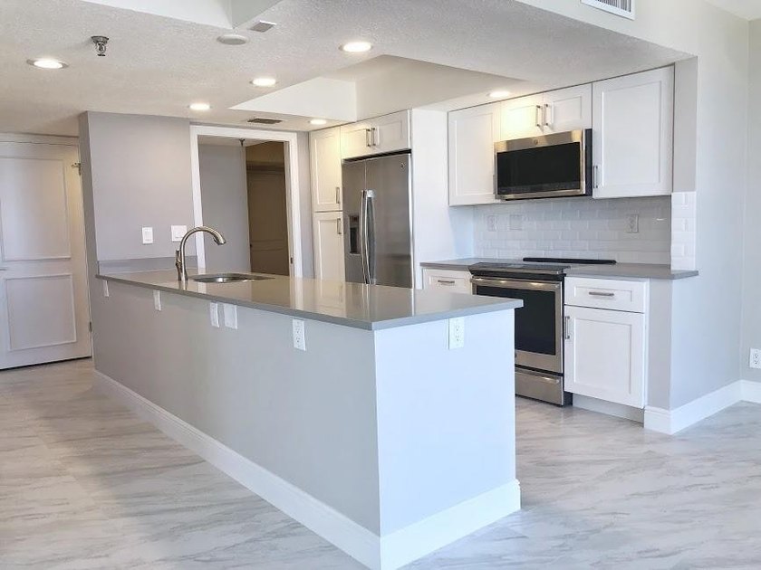 Beautiful 2BR / 2BA unit features a timeless, cool coastal style - photo 4