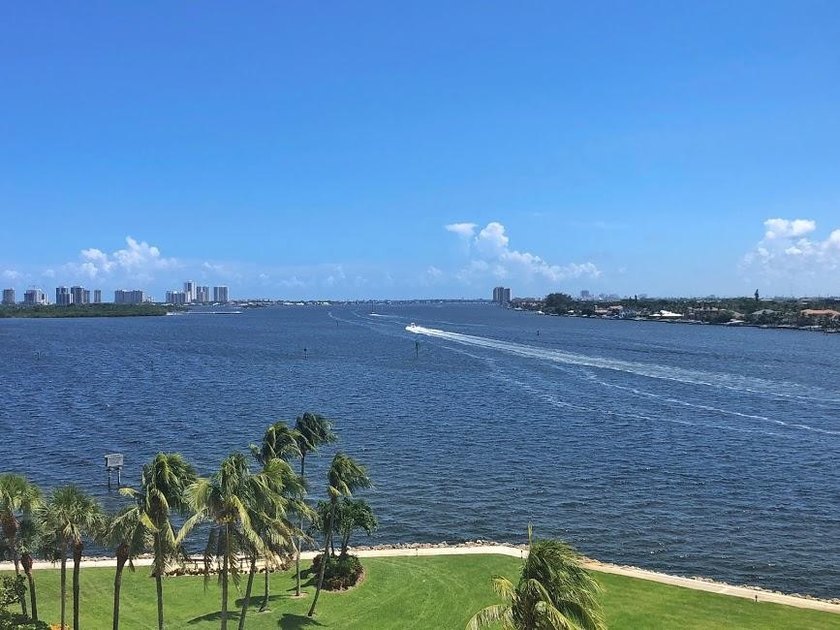 Beautiful 2BR / 2BA unit features a timeless, cool coastal style - photo 9