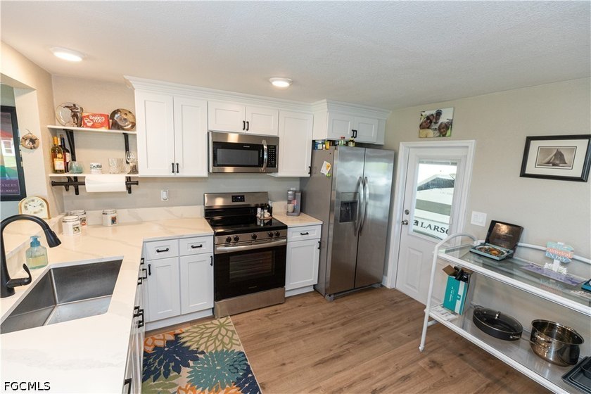 Beautifully remodeled 2-bedroom, 1-bath Manufactured home - photo 2