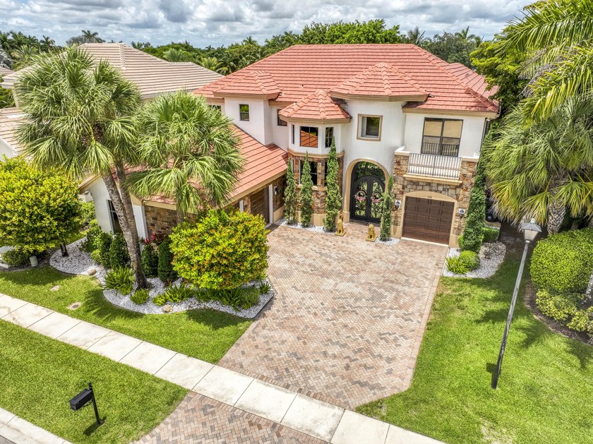 A private backyard paradise with a custom Van Kirk pool, tiki - photo 2