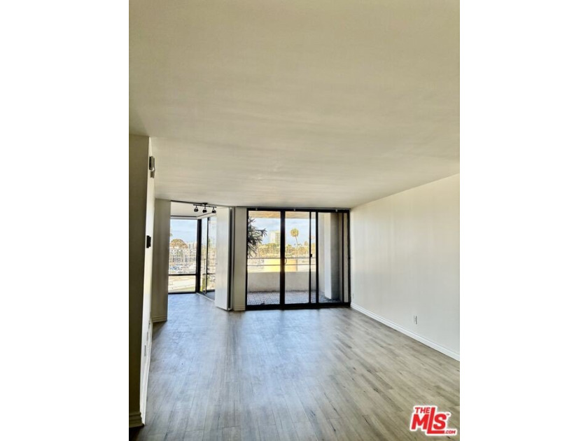 Spacious 1 bedroom, 1 bath condo with fabulous harbor view. This - photo 3