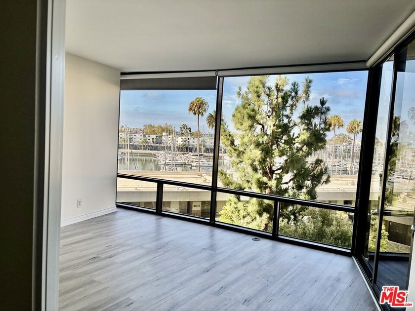 Spacious 1 bedroom, 1 bath condo with fabulous harbor view. This - photo 4
